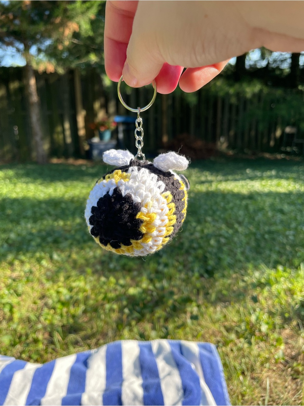 Handmade Crochet mini Bee keychain - Yellow, White & Black - long smile embroidy - Picture 12 of 15